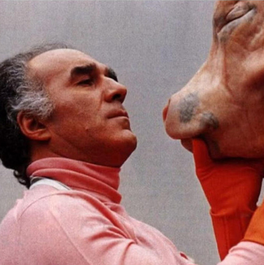 ZUGUNSTEN DER FRANKFURTER TAFEL: KMH STUDIO  - CLUB PICCOLI Folge 1 - SCHWEINEREI von ATA MACIAS und TOBIAS REHBERGER - 24.10.2025